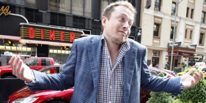 Elon Musk rozkłada ręce