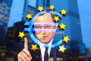 mario draghi na tle symbolu euro