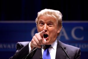 Prezydent Donald Trump wskazuje palcem