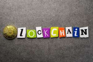 napis blockchain ułożony z klocków