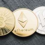 Monety prezentujące Bitcoina, Ethereum i Litecoina