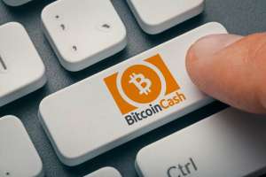 Logo Bitcoin Cash na klawiaturze komputera
