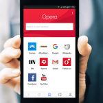 Smartfon w dłoni z uruchomioną przeglądarką Opera