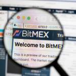 Lupa powiększająca skierowana na logo giełdy kryptowalut Bitmex