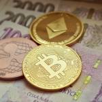 Monety Bitcoin, Ethereum i Ripple na banknotach