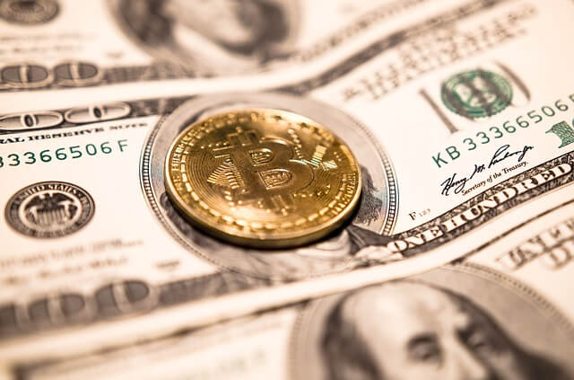 moneta Bitcoin na banknocie dolara