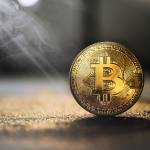 Moneta Bitcoin stojąca na stole