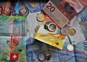 Kurs franka szwajcarskiego traci w poniedziałek o poranku, CHFPLN poniżej 4,29 zł Kurs franka szwajcarskiego traci w poniedziałek o poranku, CHFPLN poniżej 4,29 zł